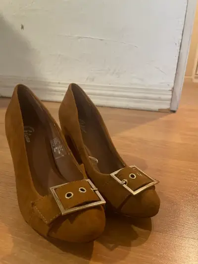 Zapatos de tacón marrones con hebilla - miniatura 1