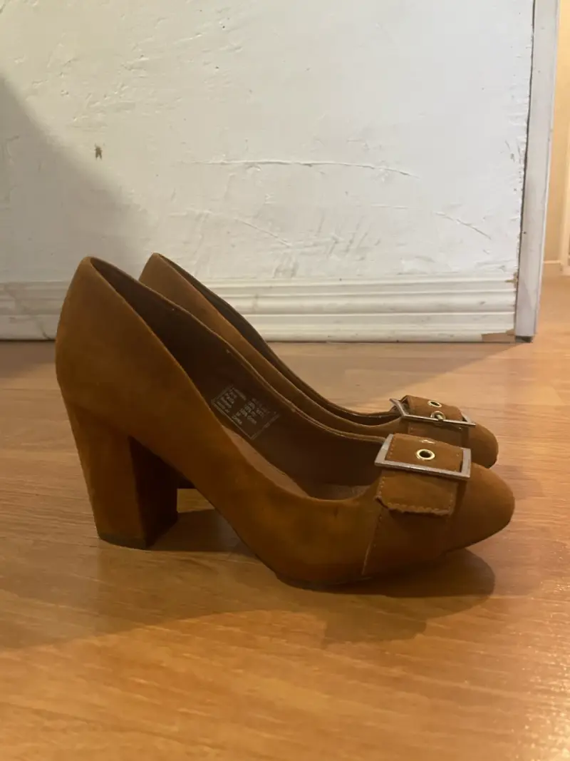 Zapatos de tacón marrones con hebilla - 2