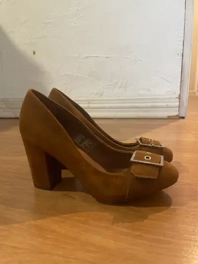 Zapatos de tacón marrones con hebilla - miniatura 2