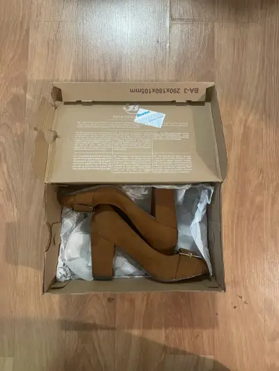 Zapatos de tacón marrones con hebilla - miniatura 3