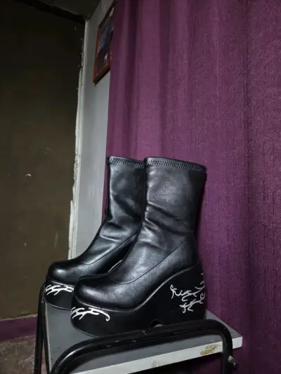 Botas negras con plataforma y diseño bordado - miniatura 1