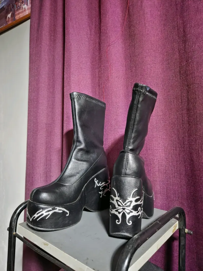 Botas negras con plataforma y diseño bordado - 2