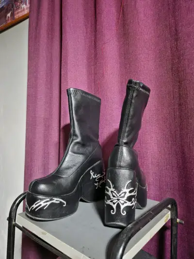 Botas negras con plataforma y diseño bordado - miniatura 2