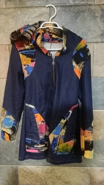 Chaqueta de mezclilla con diseño colorido - miniatura 1