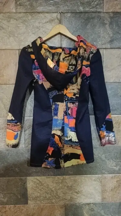 Chaqueta de mezclilla con diseño colorido - miniatura 2