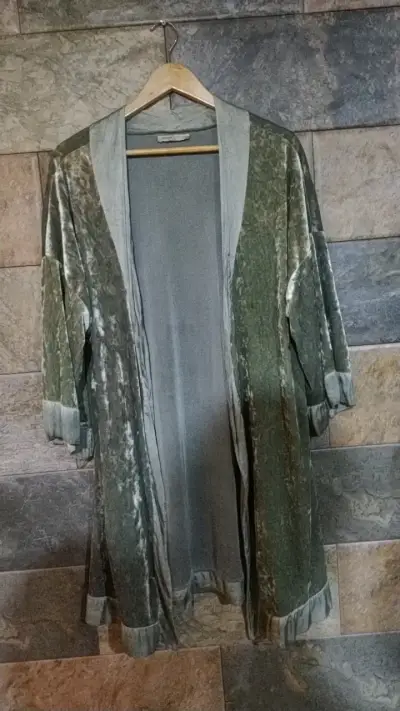Kimono de terciopelo verde elegante - miniatura 1