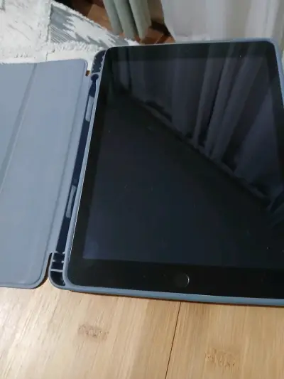 Ipad 5ta generación con funda protectora - miniatura 1