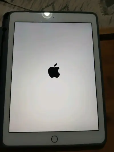 Ipad 5ta generación con funda protectora - miniatura 2
