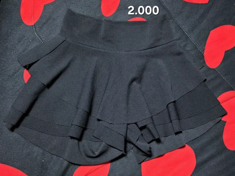 Falda corta negra con volantes