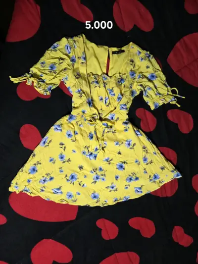 Vestido amarillo con flores azules - miniatura 1