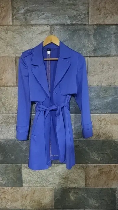 Abrigo azul con cinturón para mujer - miniatura 1