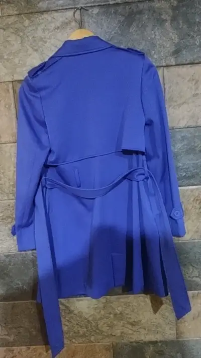 Abrigo azul con cinturón para mujer - miniatura 3