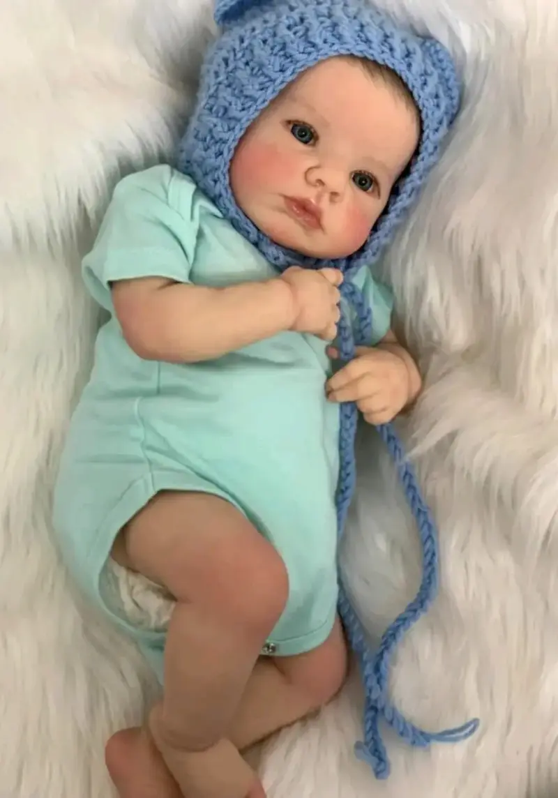 Muñeco reborn realista con gorro azul - 1