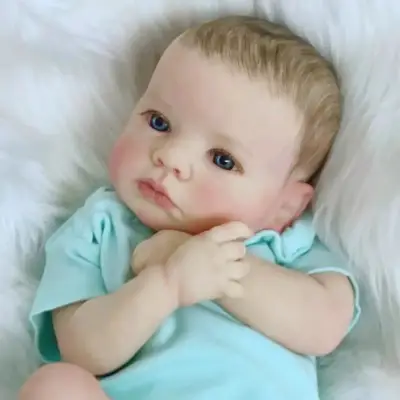 Muñeco reborn realista con gorro azul - miniatura 2