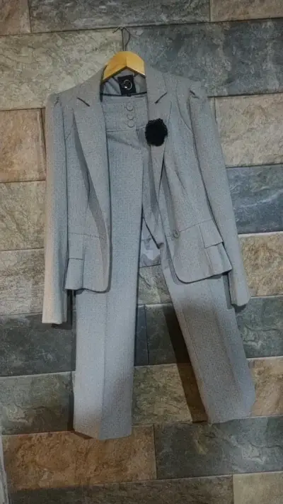 Traje de mujer gris con detalle floral - miniatura 1