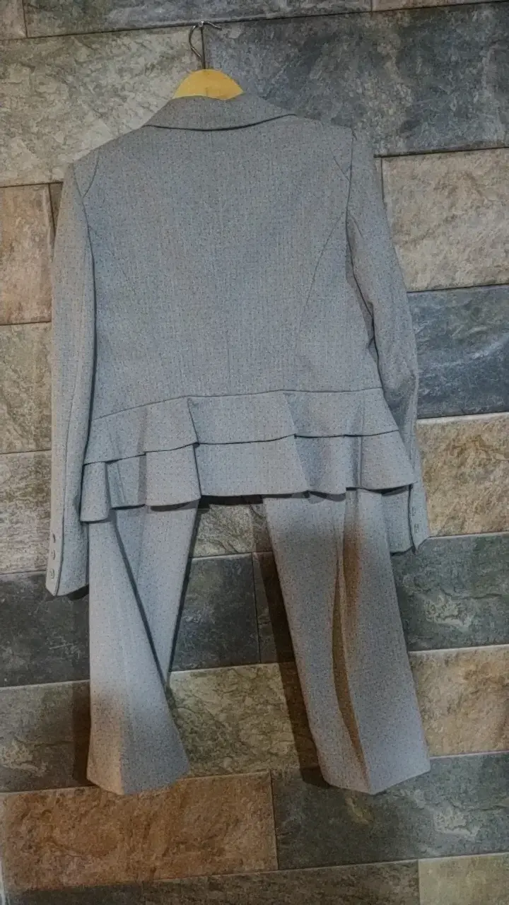 Traje de mujer gris con detalle floral - 2