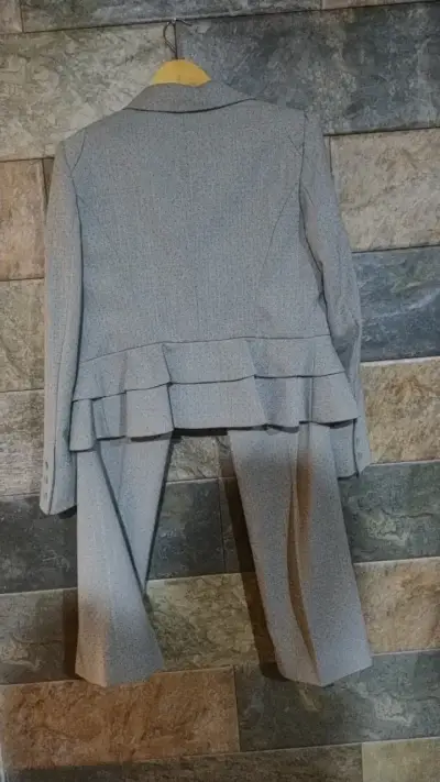 Traje de mujer gris con detalle floral - miniatura 2
