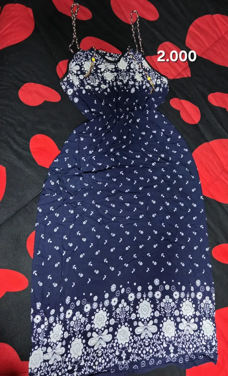 Vestido azul con estampado floral