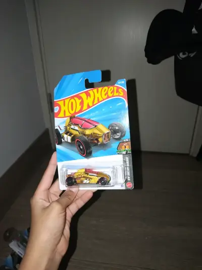 Auto de juguete Hot Wheels dorado - miniatura 1
