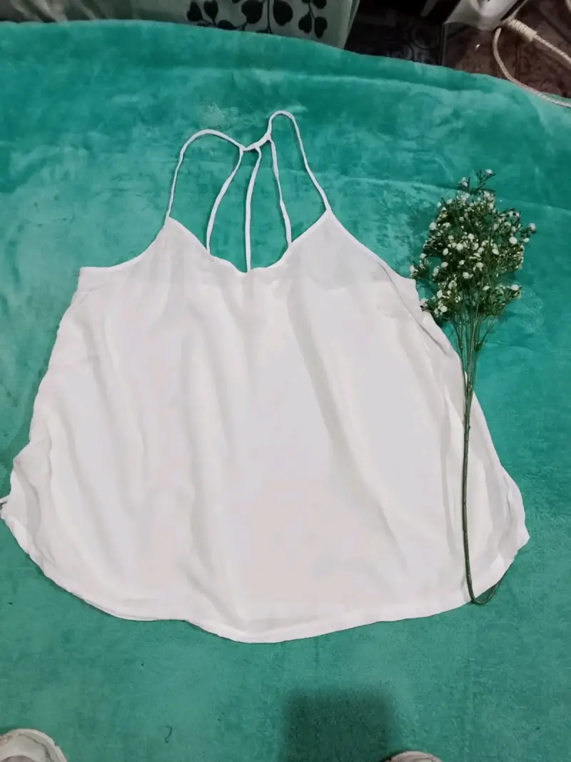 Blusa blanca de tirantes estilo veraniego