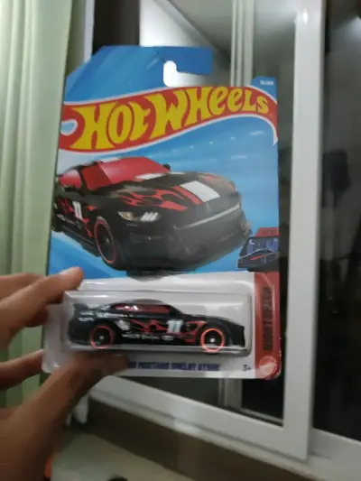 Hot Wheels Ford Mustang Shelby GT500 - miniatura 1