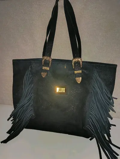 Bolso negro con flecos y detalles dorados - miniatura 1