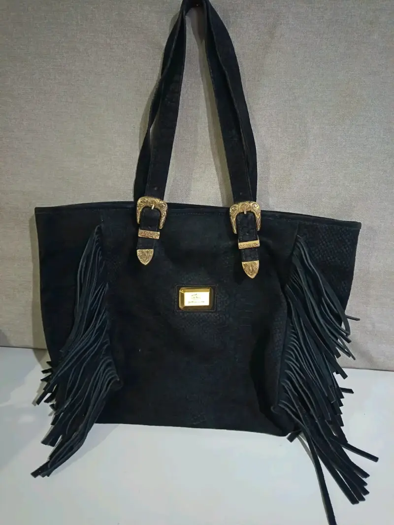 Bolso negro con flecos y detalles dorados - 2