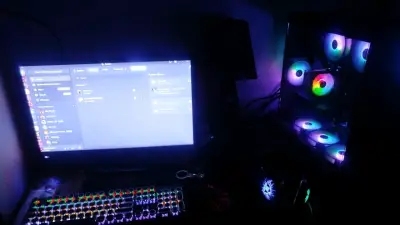 PC Gamer con pantalla y periféricos - miniatura 1