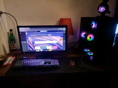 PC Gamer con pantalla y periféricos - miniatura 3