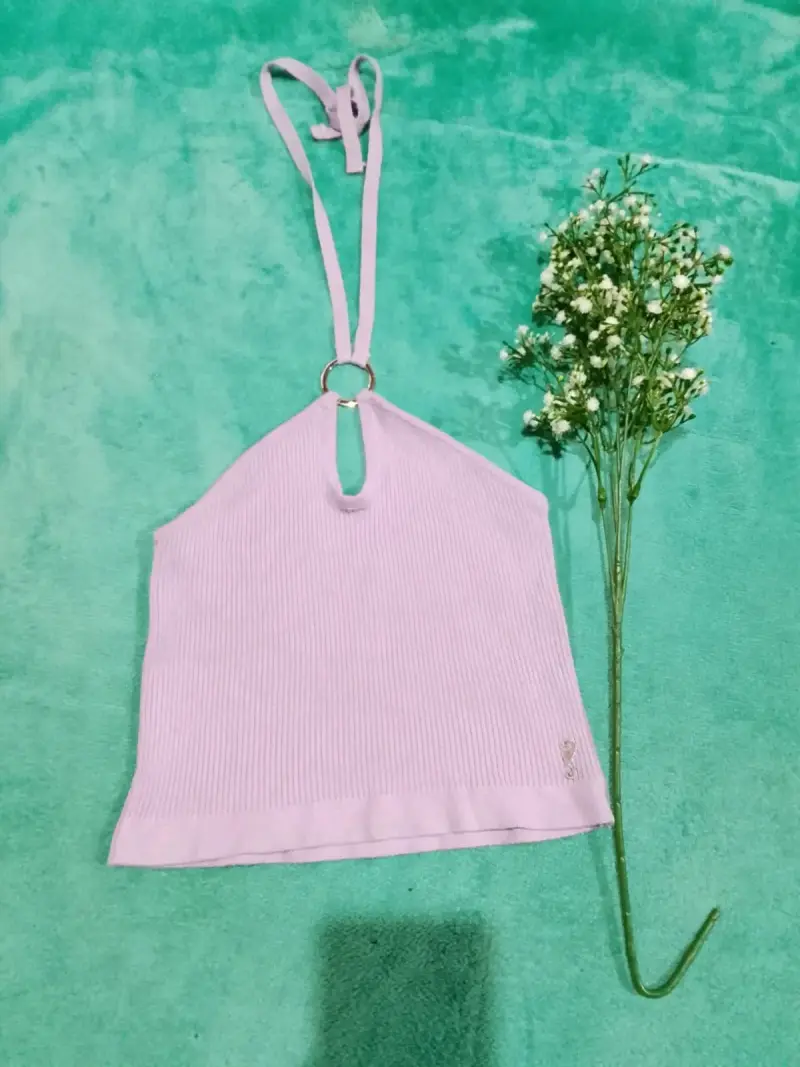 Top halter lila con detalle de anillo