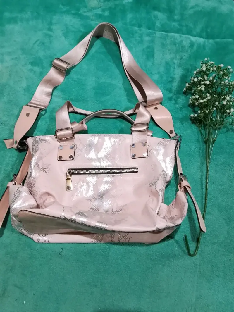 Bolso de hombro rosa con detalles brillantes - 2