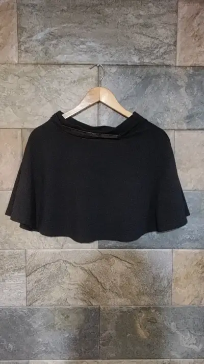 Capa corta negra elegante para mujer - miniatura 1
