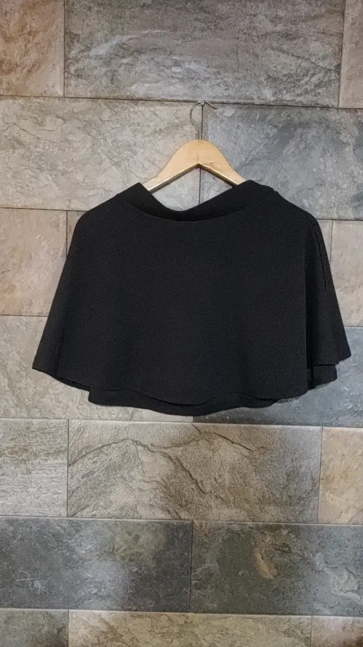 Capa corta negra elegante para mujer - 2