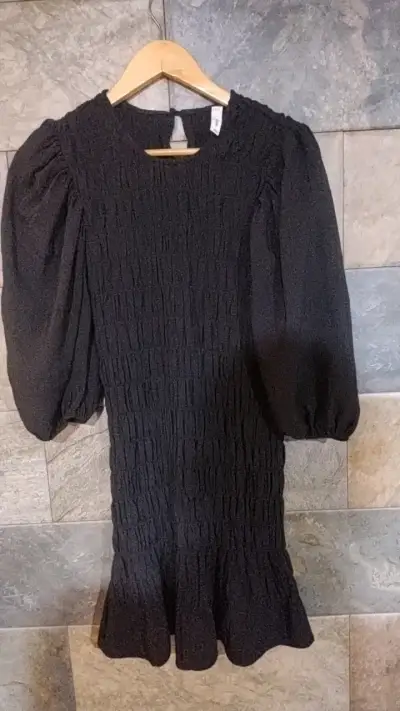 Vestido negro con mangas abullonadas - miniatura 1