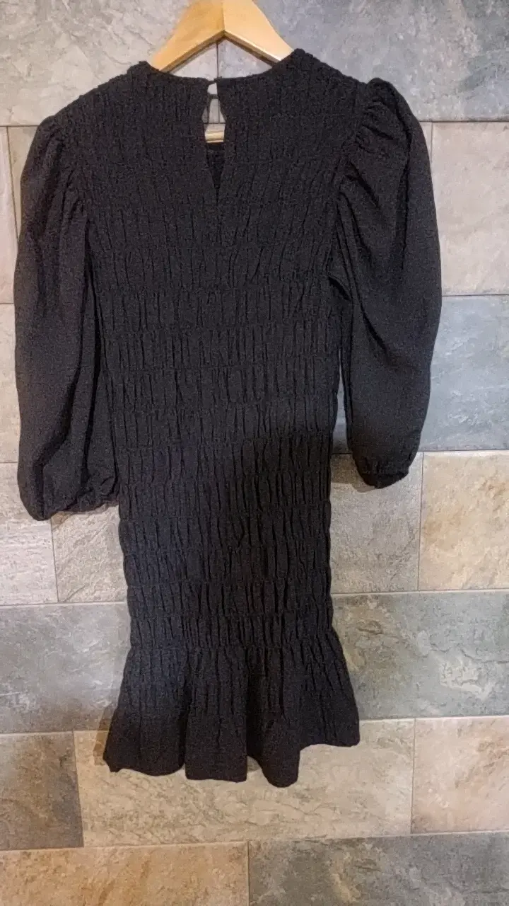 Vestido negro con mangas abullonadas - 2