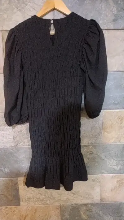 Vestido negro con mangas abullonadas - miniatura 2
