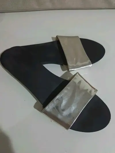 Sandalias planas negras con detalle metálico - miniatura 1
