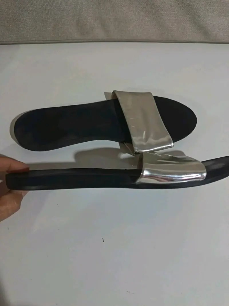 Sandalias planas negras con detalle metálico - 2