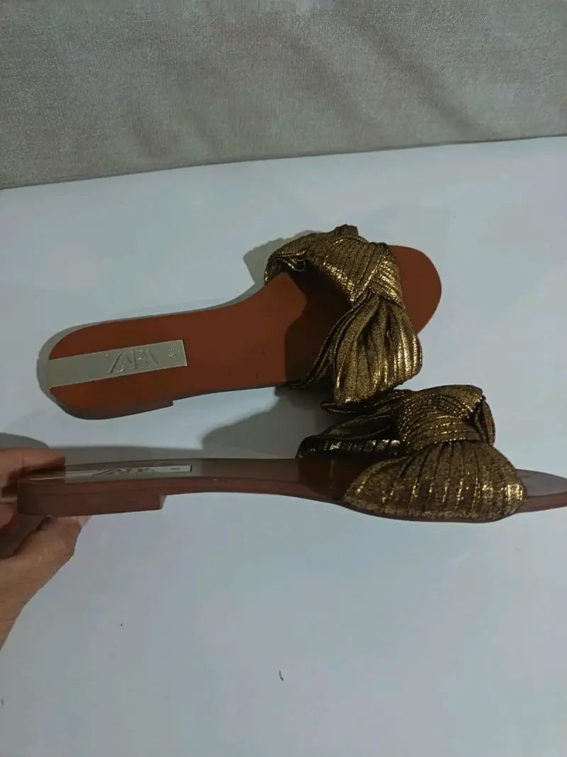Sandalias doradas Zara con lazo - 2