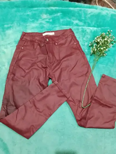 Pantalones burdeos de cuero sintético - miniatura 1