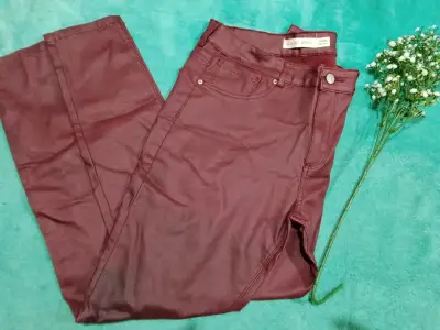 Pantalones burdeos de cuero sintético - miniatura 2