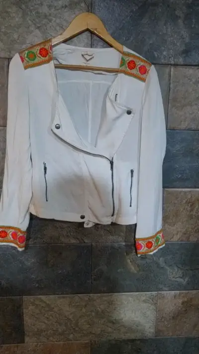 Chaqueta blanca con bordados coloridos - miniatura 1