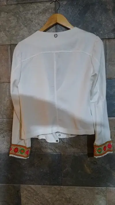 Chaqueta blanca con bordados coloridos - miniatura 2