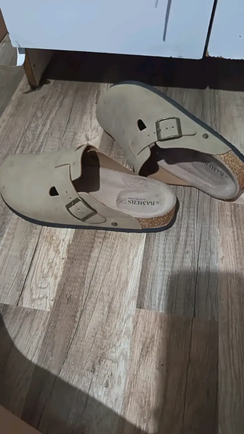 Zuecos de cuero beige con hebilla