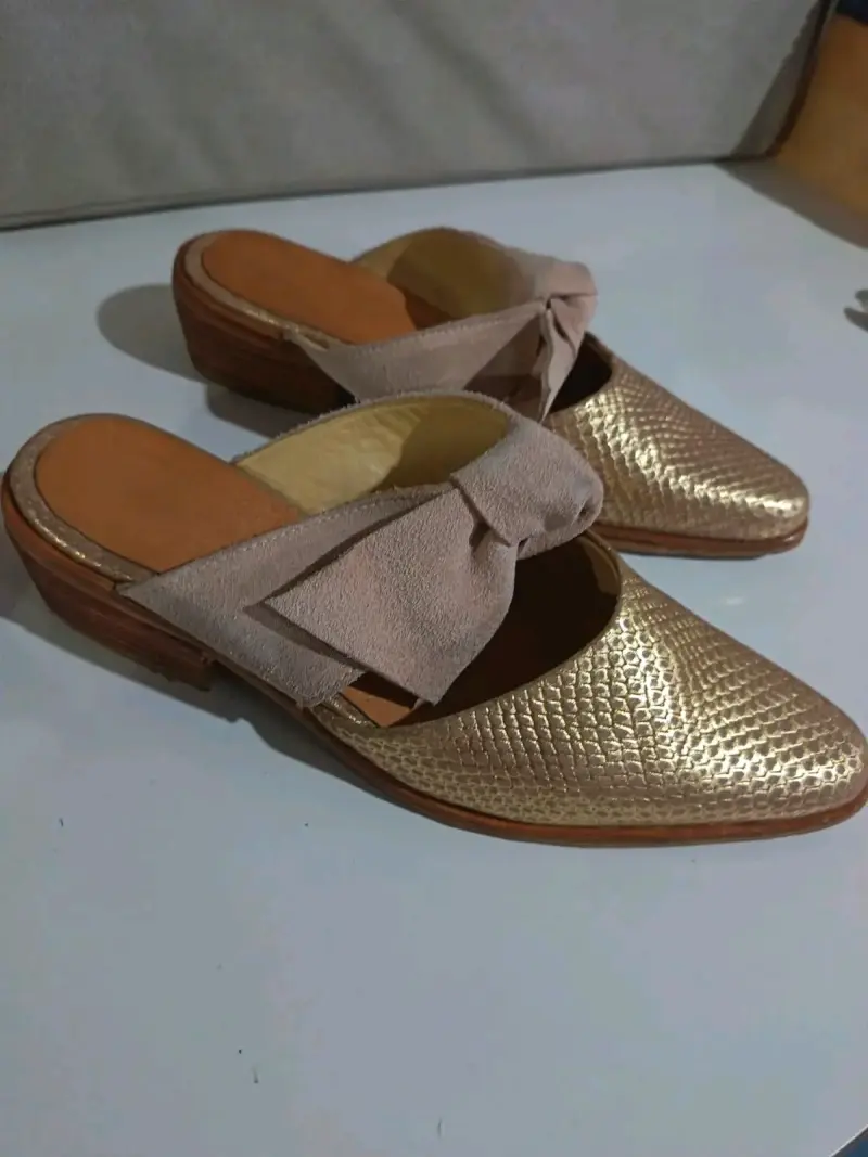 Zapatos mule dorados con lazo