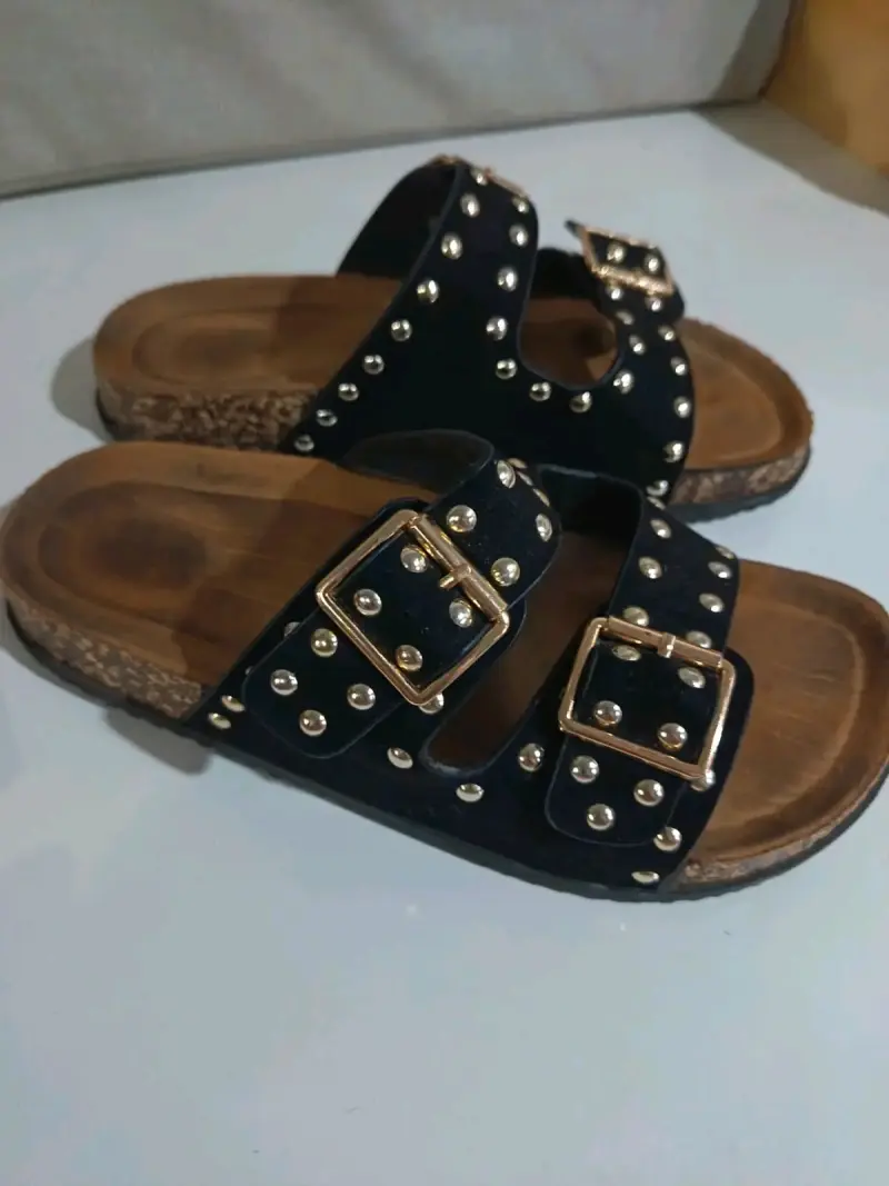 Sandalias negras con hebillas doradas