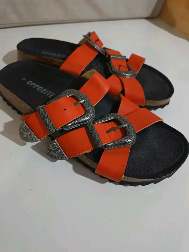 Sandalias rojas con hebillas decorativas