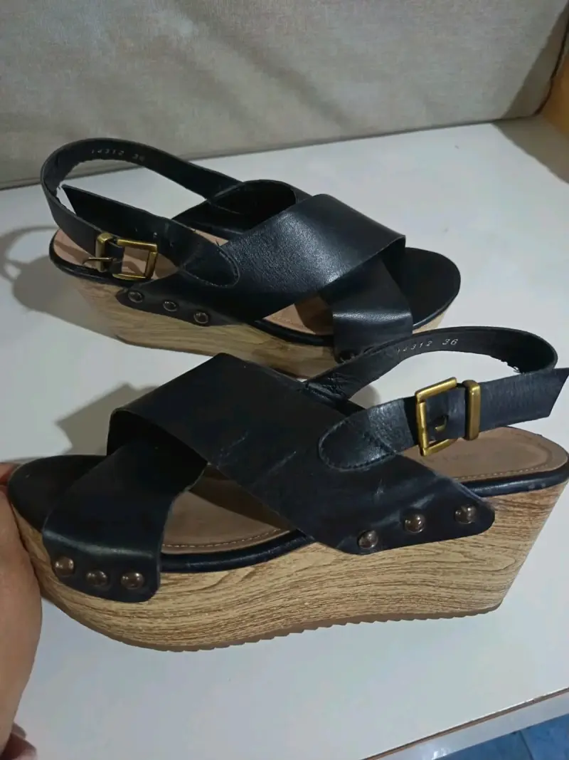 Sandalias negras con plataforma de madera