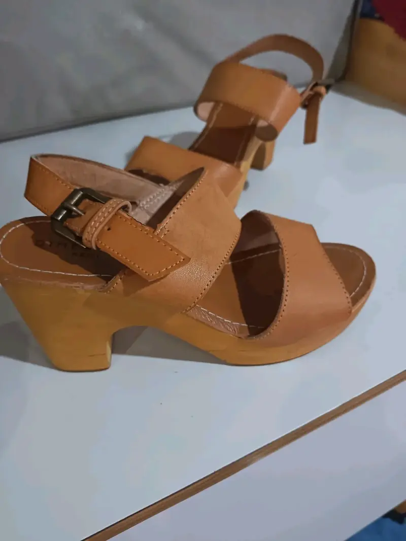 Sandalias de cuero marrón con tacón