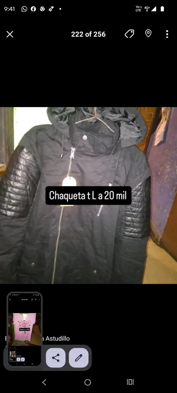 Chaqueta negra con capucha y detalles acolchados
